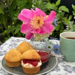 Farmermuffins mit Clotted Cream und Erdbeermarmelade.